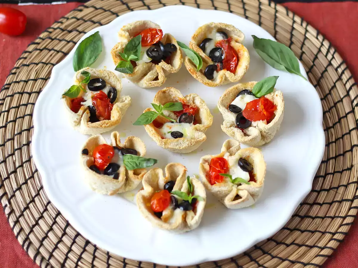 Broodmandjes met mozzarella, kerstomaatjes en zwarte olijven - foto 3