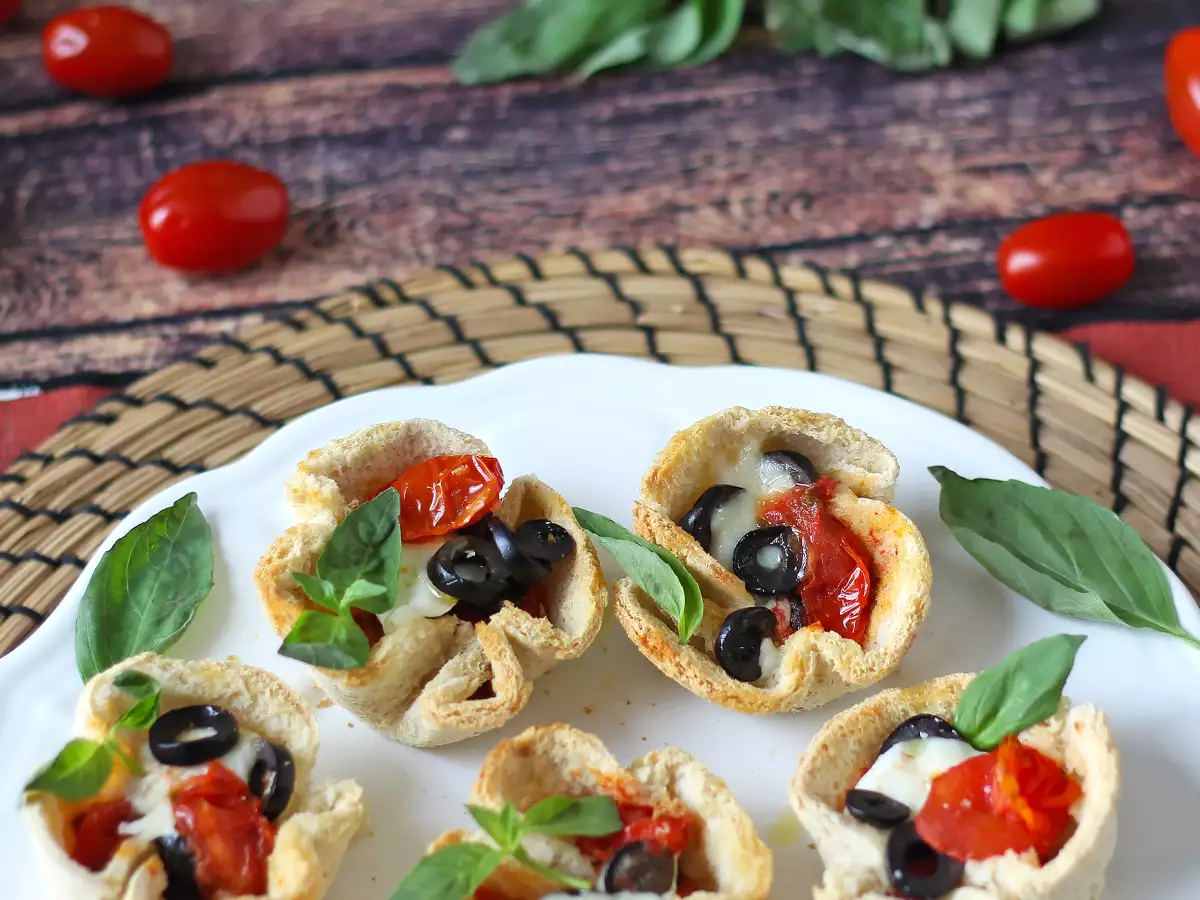 Broodmandjes met mozzarella, kerstomaatjes en zwarte olijven - foto 4