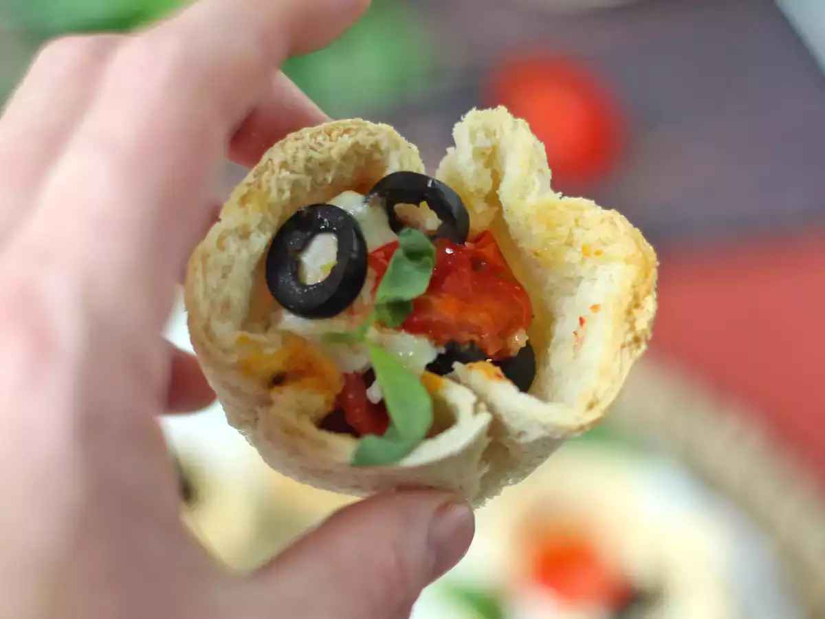 Broodmandjes met mozzarella, kerstomaatjes en zwarte olijven - foto 5