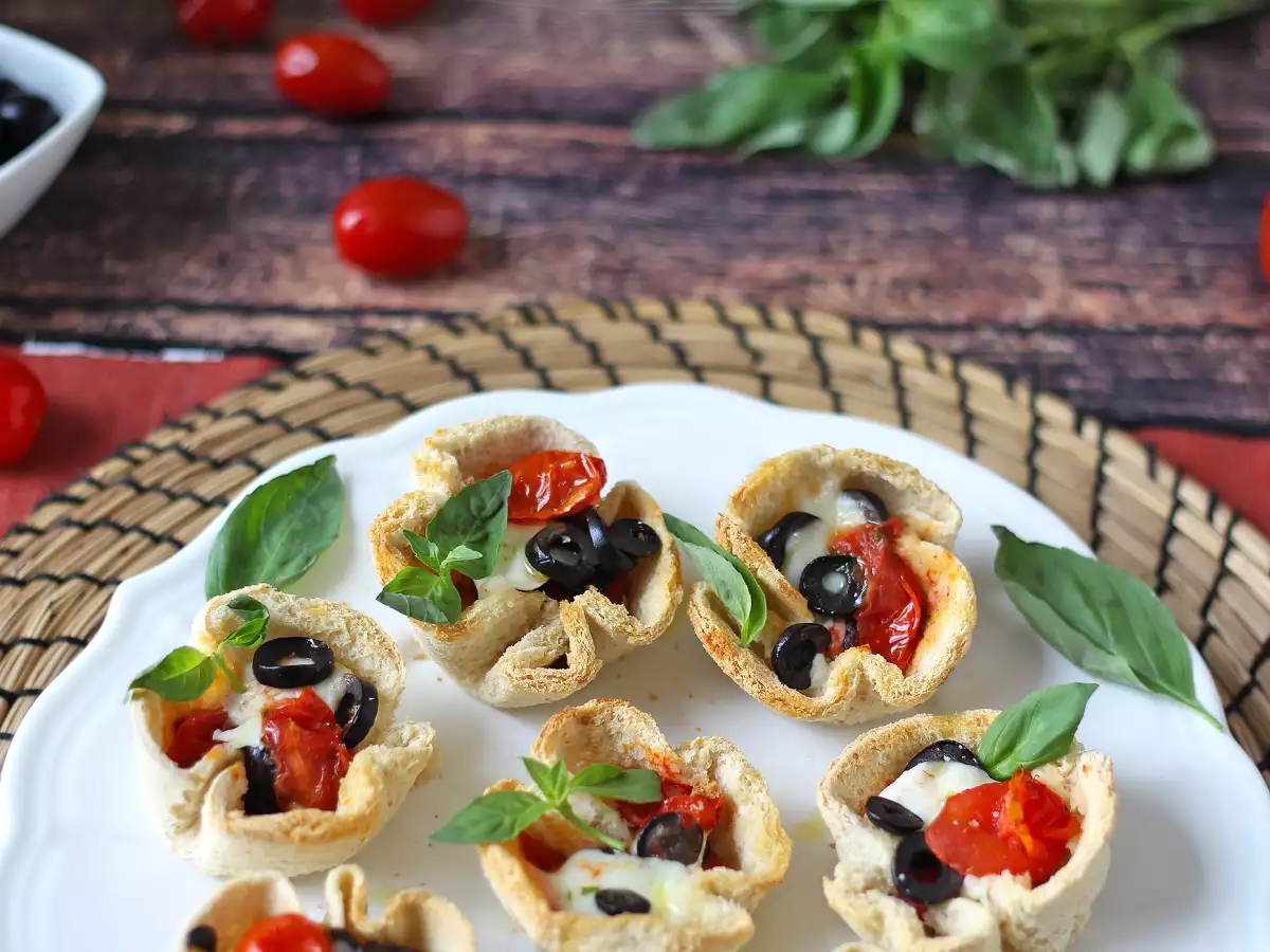 Broodmandjes met mozzarella, kerstomaatjes en zwarte olijven - foto 6