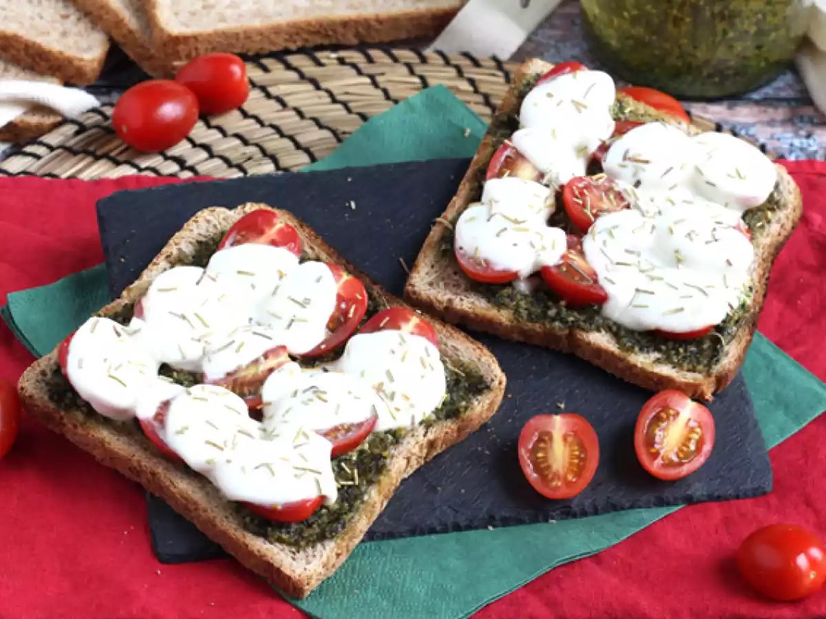 Bruschetta met pesto, kerstomaatjes en mozzarella