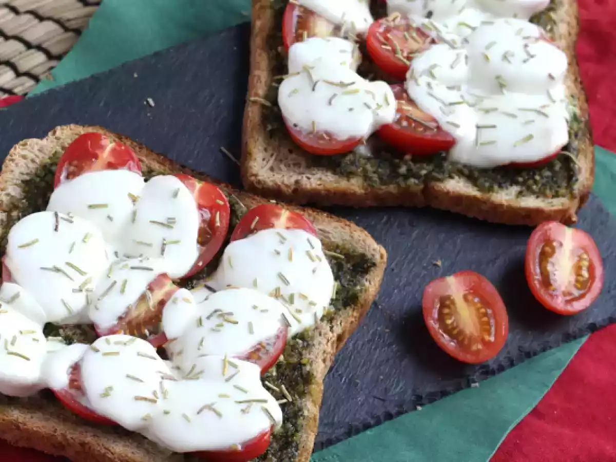 Bruschetta met pesto, kerstomaatjes en mozzarella - foto 2