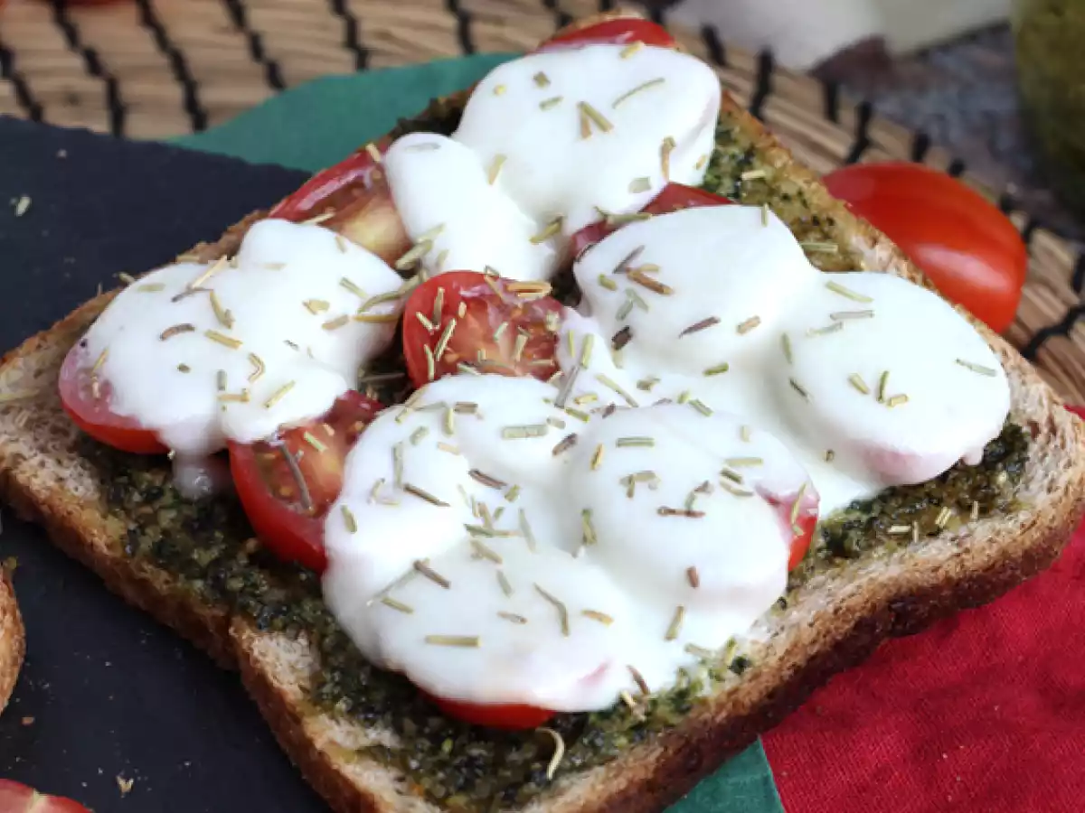 Bruschetta met pesto, kerstomaatjes en mozzarella - foto 4