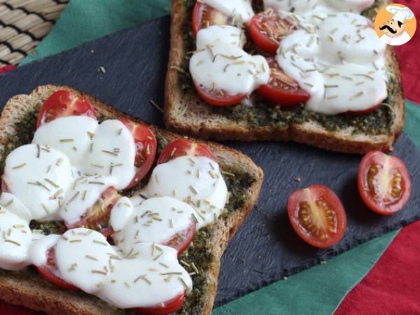 Bruschetta met pesto, kerstomaatjes en mozzarella - foto 2