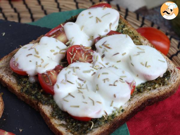 Bruschetta met pesto, kerstomaatjes en mozzarella - foto 4