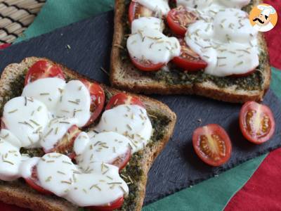 Bruschetta met pesto, kerstomaatjes en mozzarella kaas - foto 2