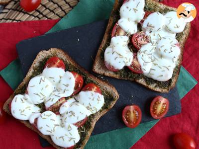 Bruschetta met pesto, kerstomaatjes en mozzarella kaas - foto 3