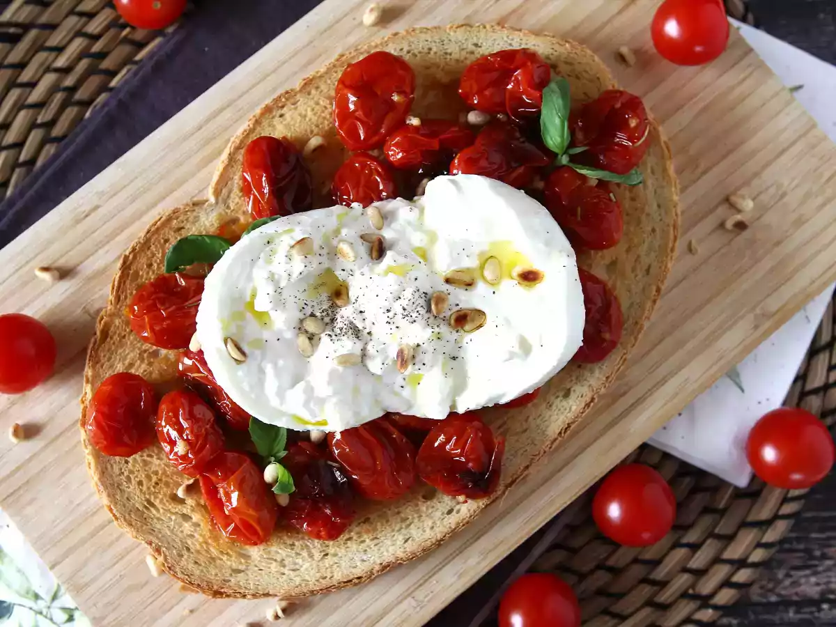 Bruschetta van geroosterde tomaten en burrata