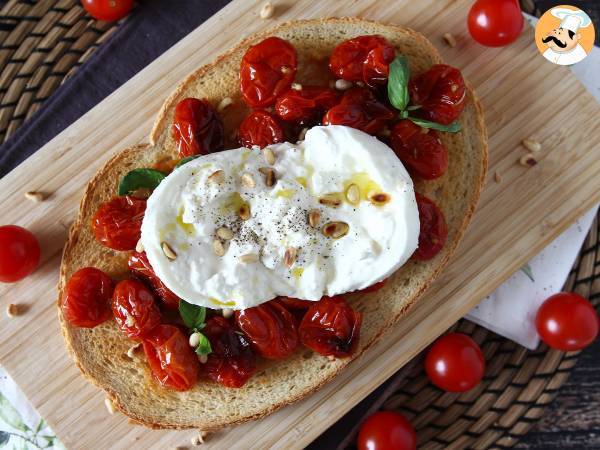 Bruschetta van geroosterde tomaten en burrata