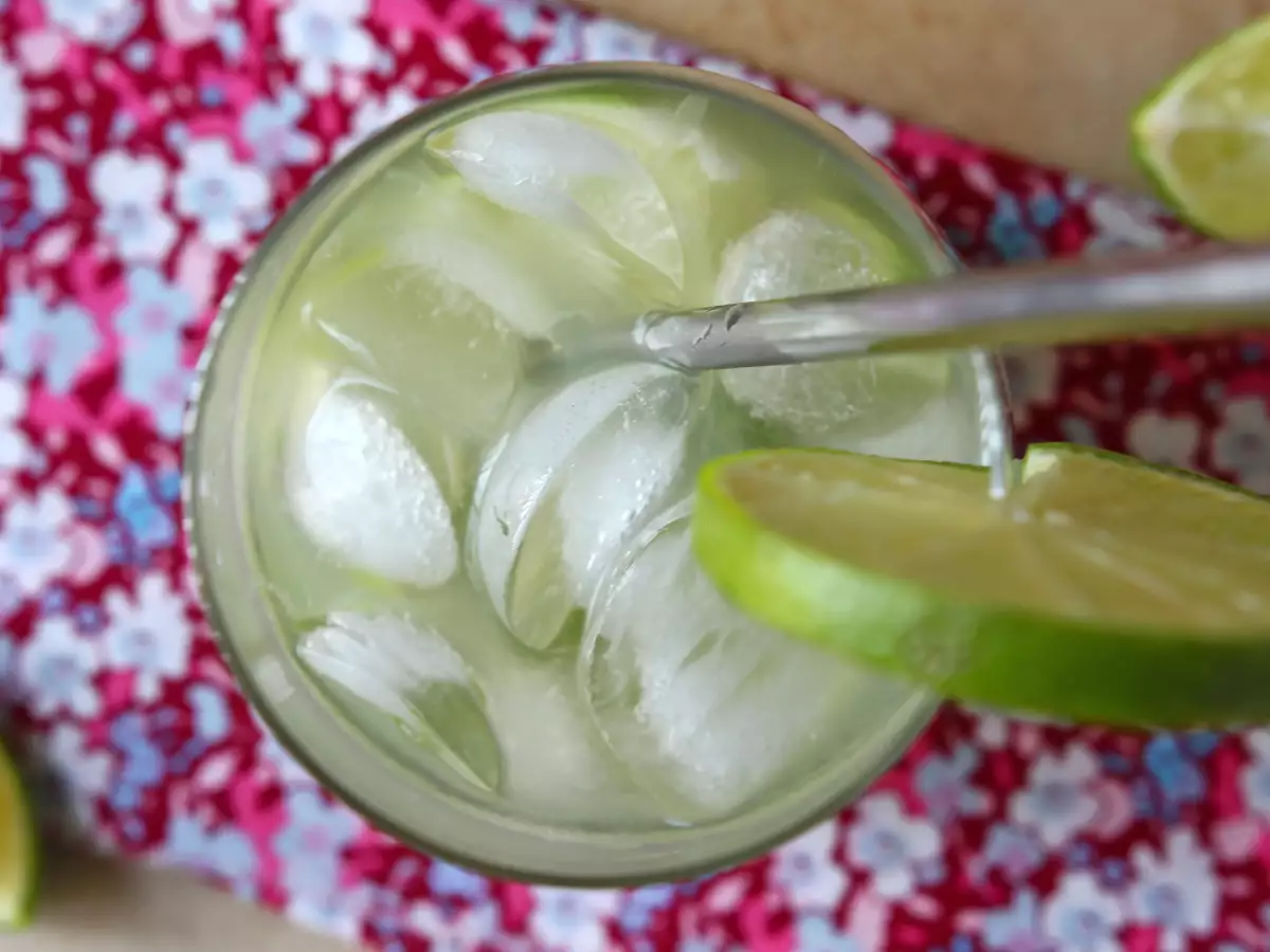 Caipirinha met limoen: het Braziliaanse drankje dat je makkelijk zonder cocktailshaker maakt - foto 3