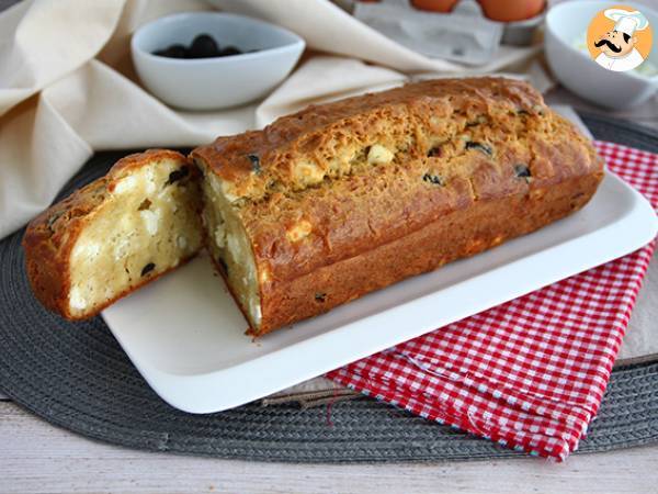 Cake met zwarte olijven en feta