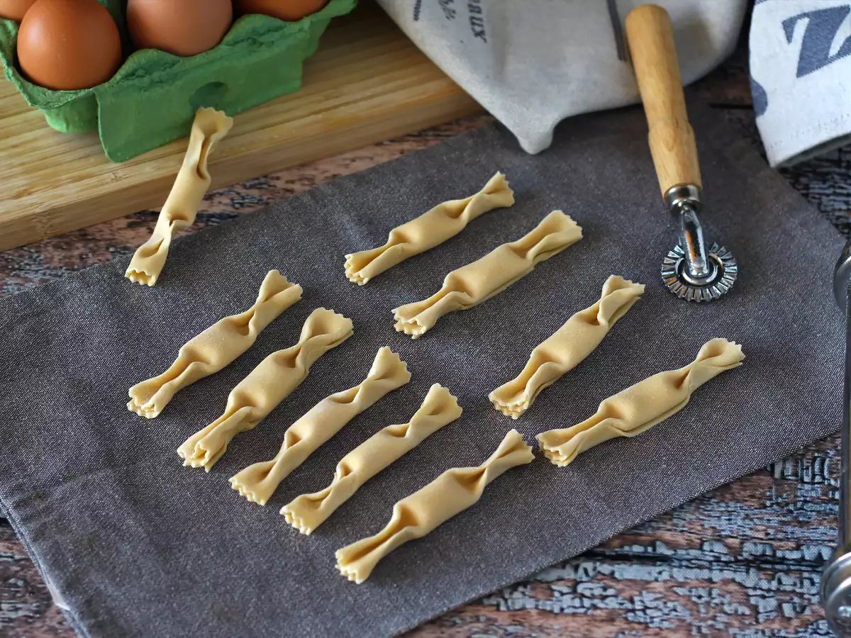 Caramelle: ravioli in de vorm van snoepjes, gevuld met pompoen en ricotta