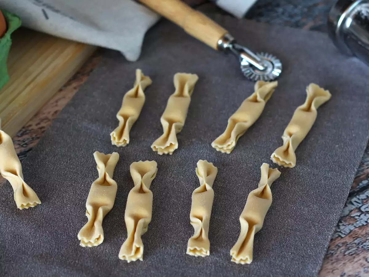 Caramelle: ravioli in de vorm van snoepjes, gevuld met pompoen en ricotta - foto 2