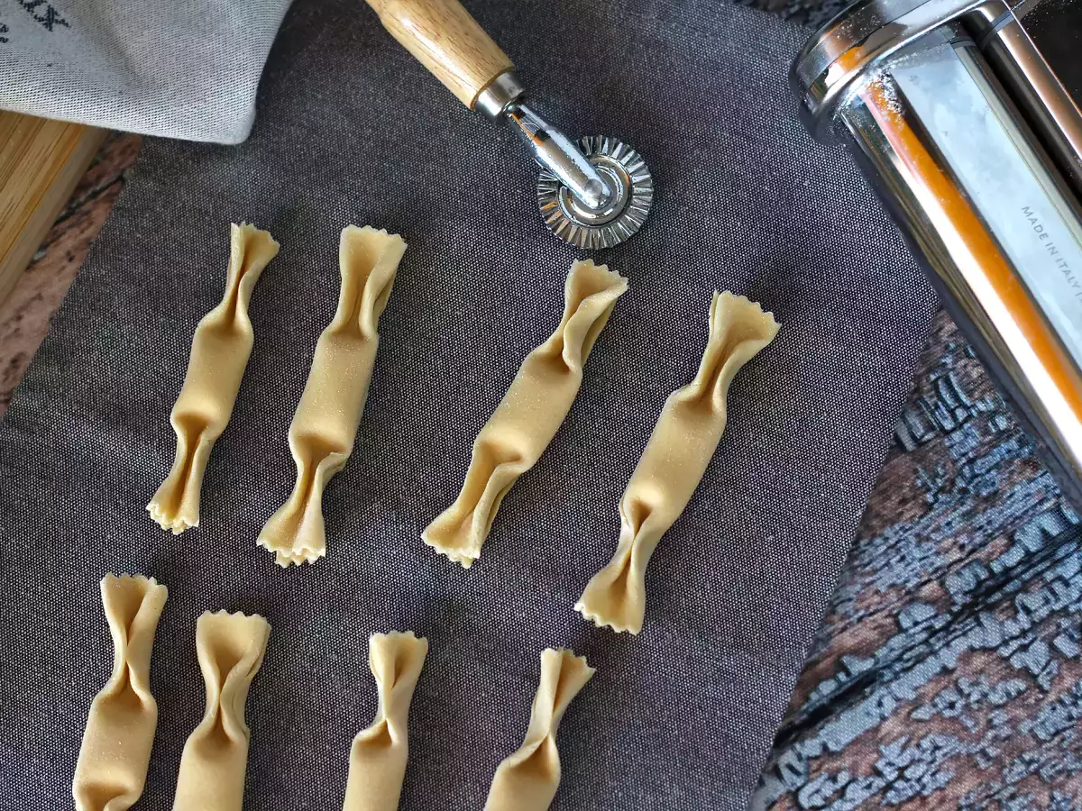 Caramelle: ravioli in de vorm van snoepjes, gevuld met pompoen en ricotta - foto 5