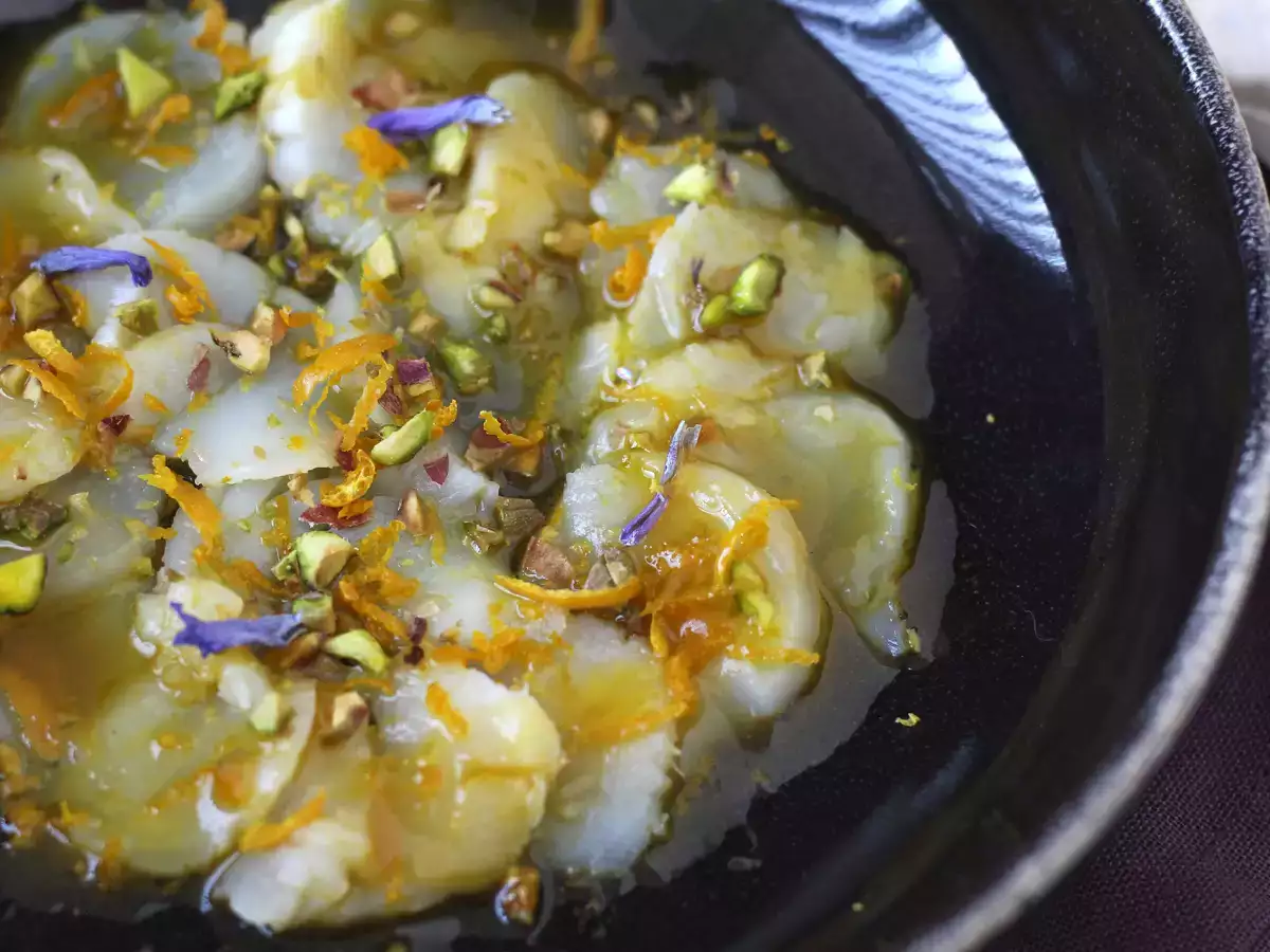 Carpaccio van sint-jakobsschelpen met citrusvinaigrette en pistachenoten, een elegante en gemakkelijk te bereiden voorgerecht