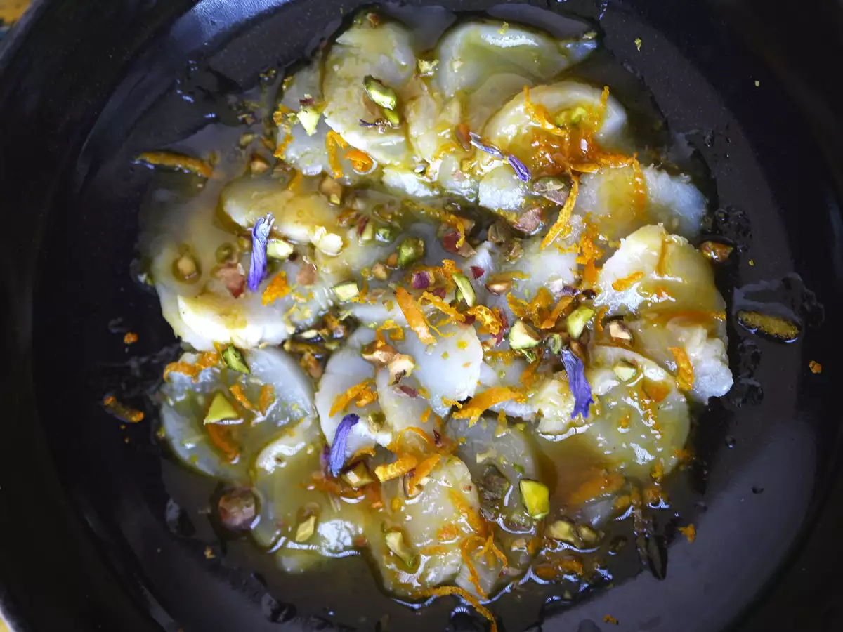 Carpaccio van sint-jakobsschelpen met citrusvinaigrette en pistachenoten, een elegante en gemakkelijk te bereiden voorgerecht - foto 3