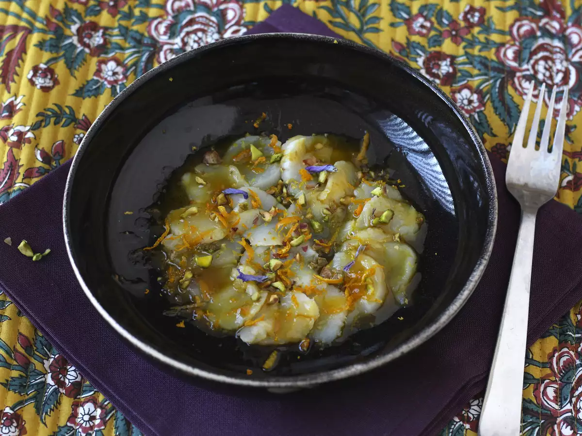 Carpaccio van sint-jakobsschelpen met citrusvinaigrette en pistachenoten, een elegante en gemakkelijk te bereiden voorgerecht - foto 4