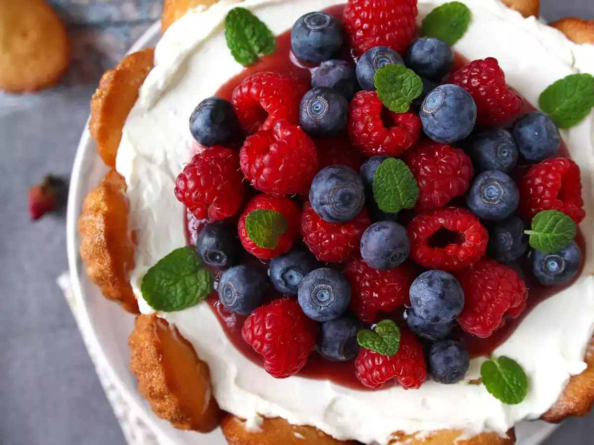 Charlotte met rode vruchten en madeleines - foto 2