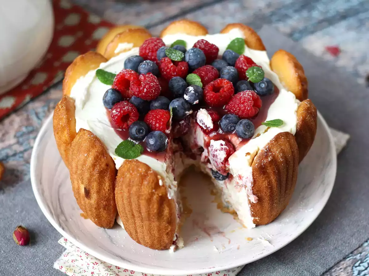 Charlotte met rode vruchten en madeleines - foto 8