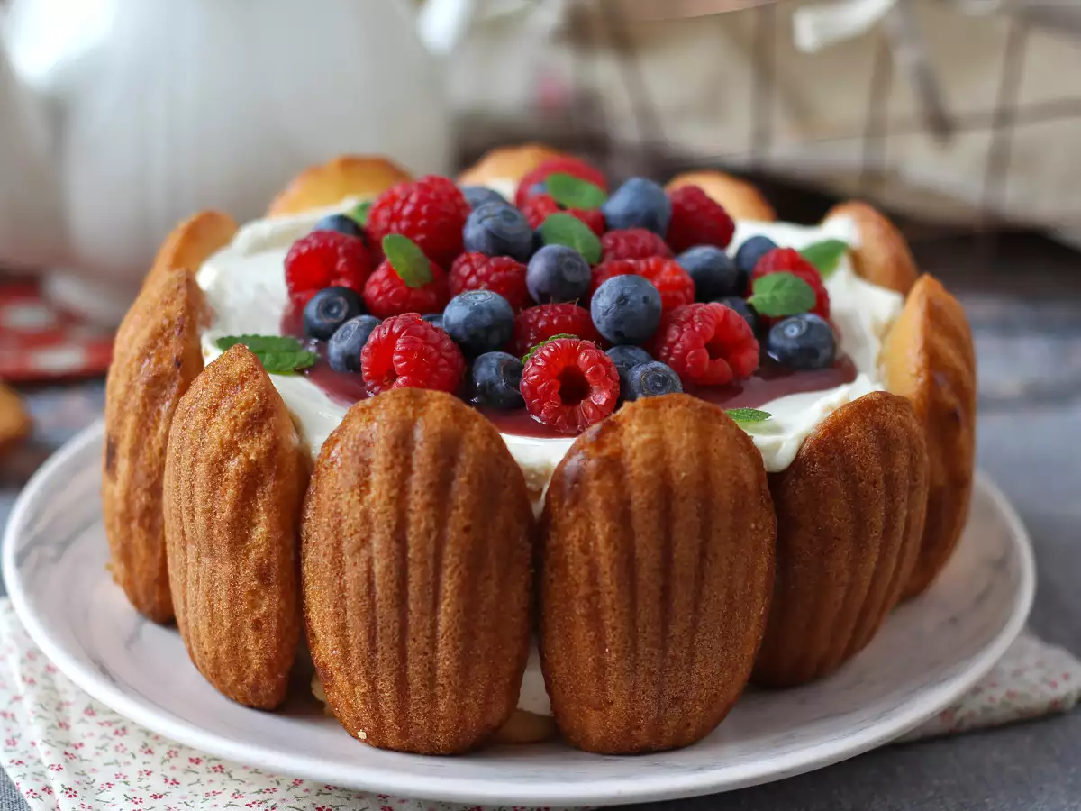 Charlotte met rood fruit en madeleines - foto 4