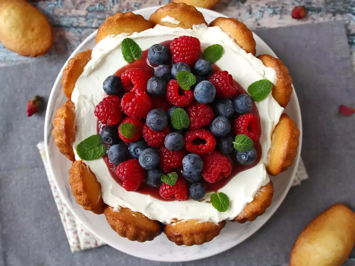 Charlotte met rood fruit en madeleines - foto 5
