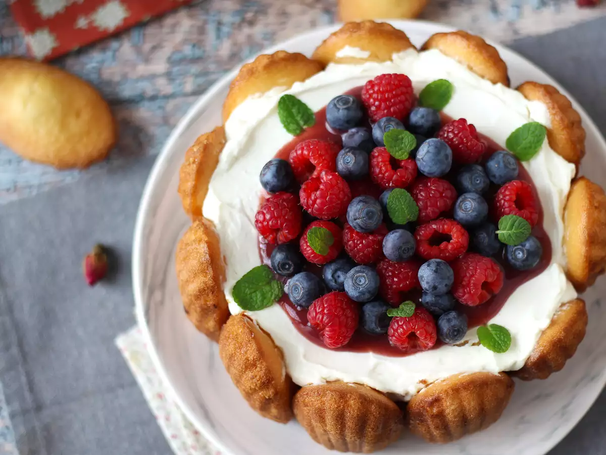 Charlotte met rood fruit en madeleines - foto 6