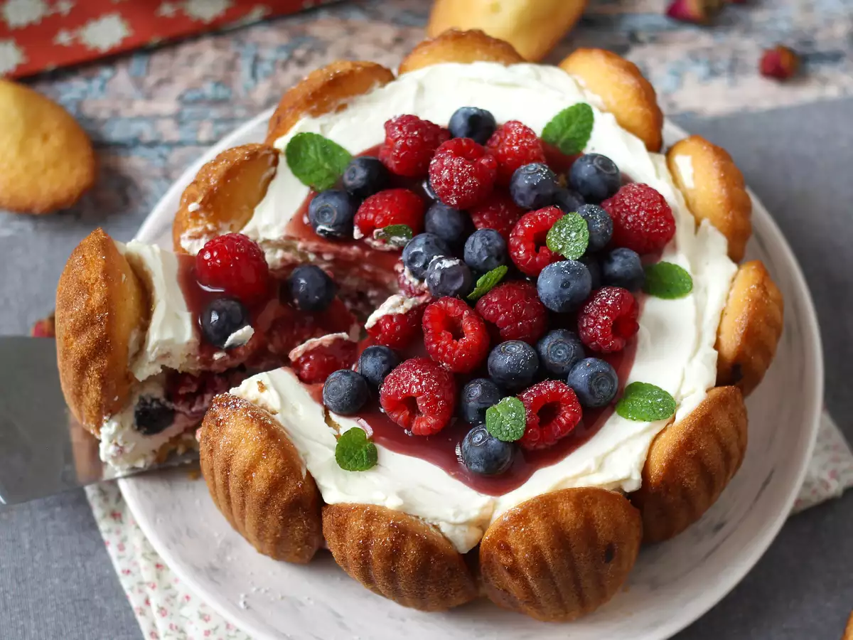 Charlotte met rood fruit en madeleines - foto 7