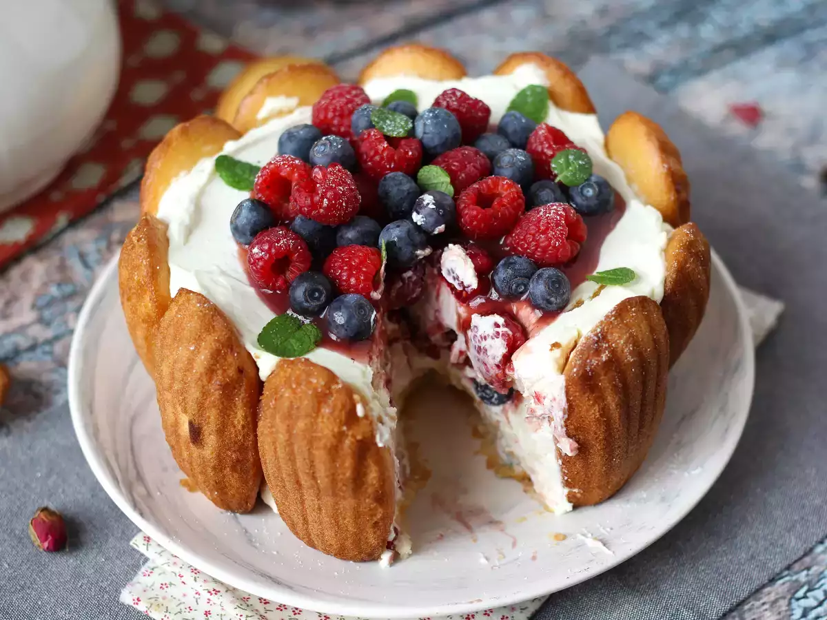 Charlotte met rood fruit en madeleines - foto 8