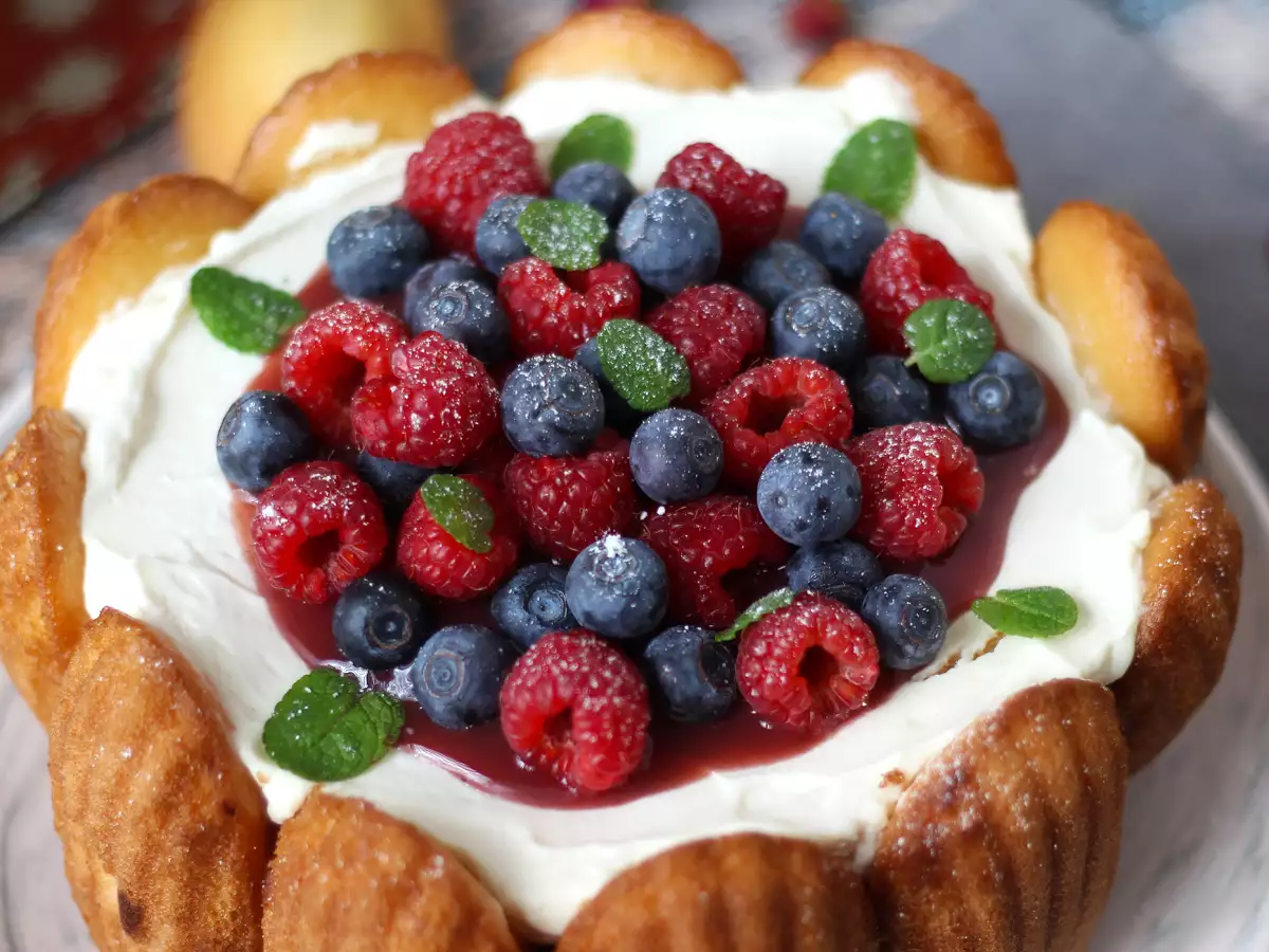 Charlotte met rood fruit en madeleines - foto 9