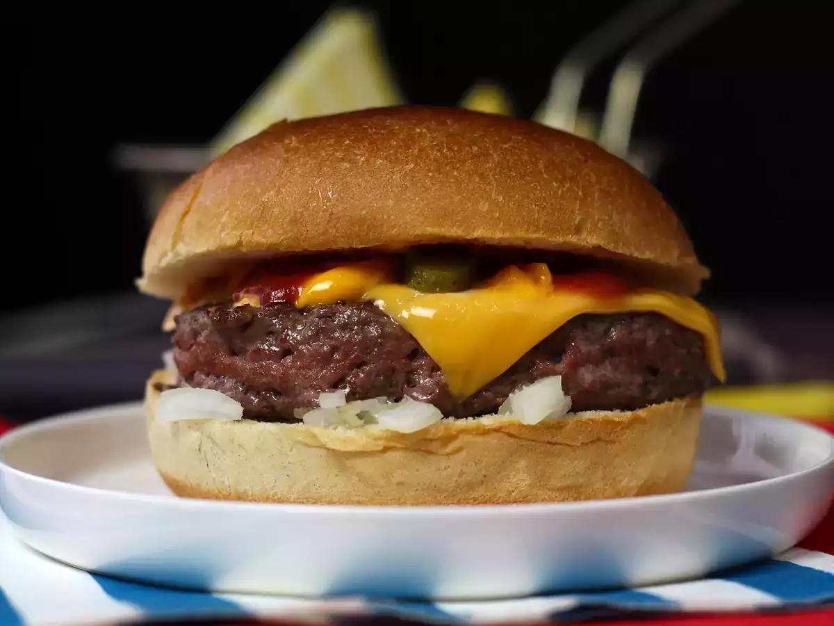 Cheeseburger, de beroemde hamburger waar iedereen dol op is!