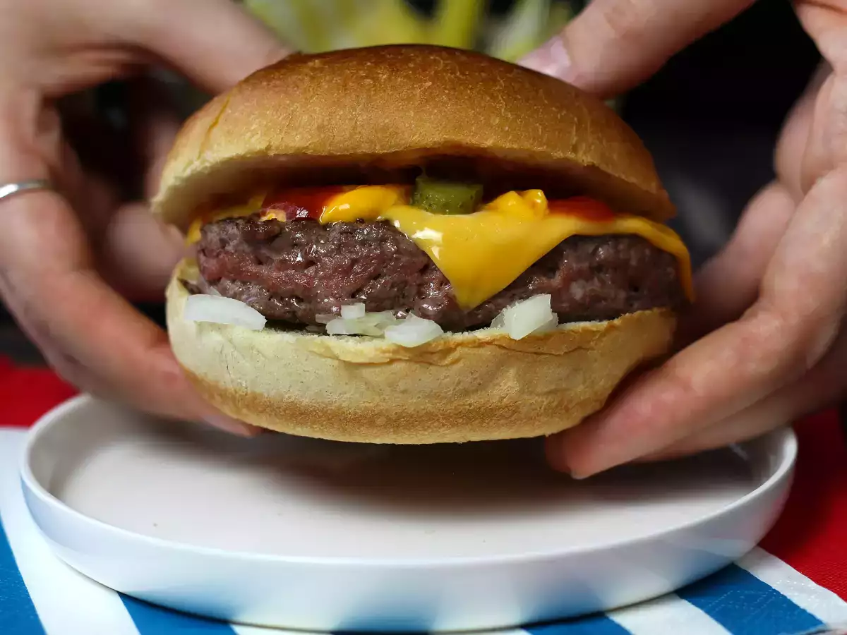 Cheeseburger, de beroemde hamburger waar iedereen dol op is! - foto 2