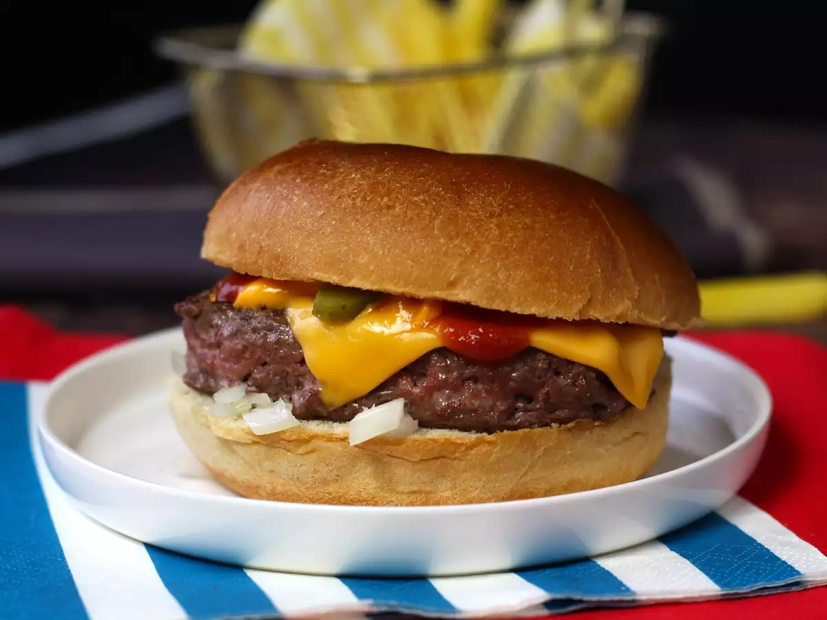 Cheeseburger, de beroemde hamburger waar iedereen dol op is! - foto 6