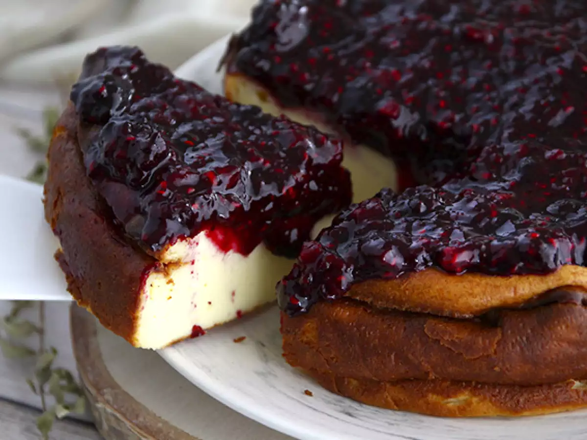 Cheesecake met gezoete gecondenseerde melk en compote van rood fruit - foto 2