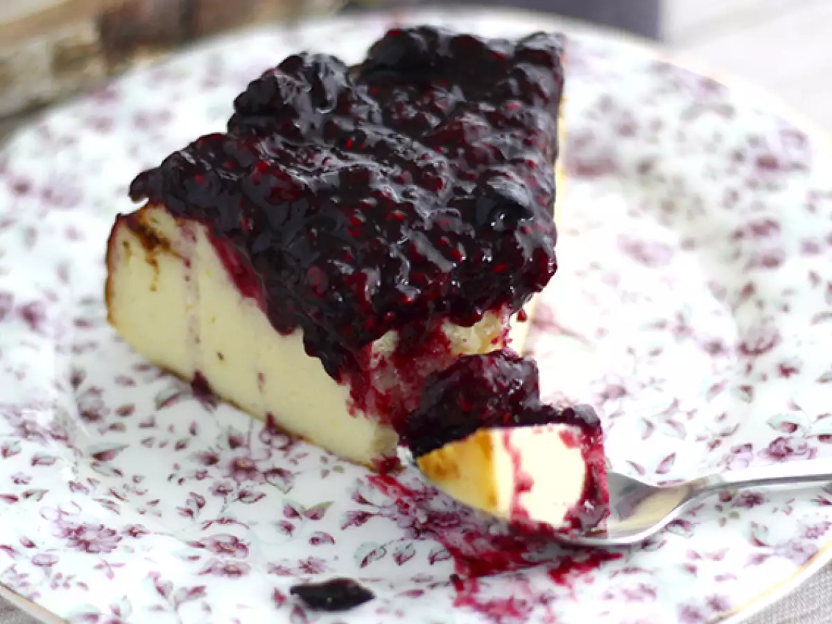 Cheesecake met gezoete gecondenseerde melk en compote van rood fruit - foto 4