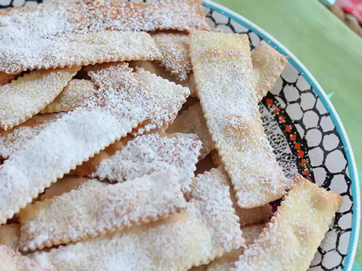 Chiacchiere di carnevale - Italiaanse gebakken bugnes - foto 2
