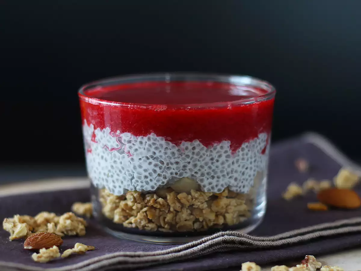 Chiazaadpudding met kokosmelk, frambozen en granola in glaasjes - foto 2