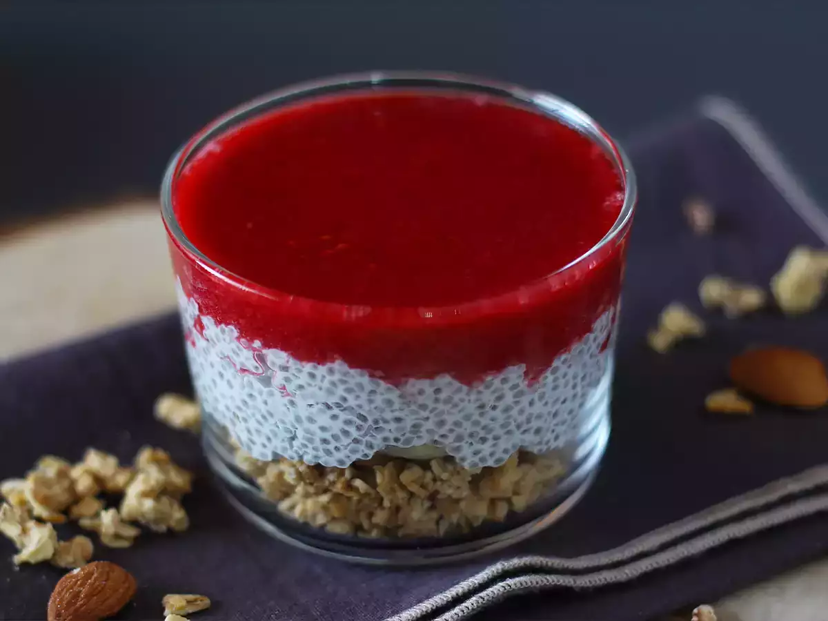 Chiazaadpudding met kokosmelk, frambozen en granola in glaasjes - foto 3