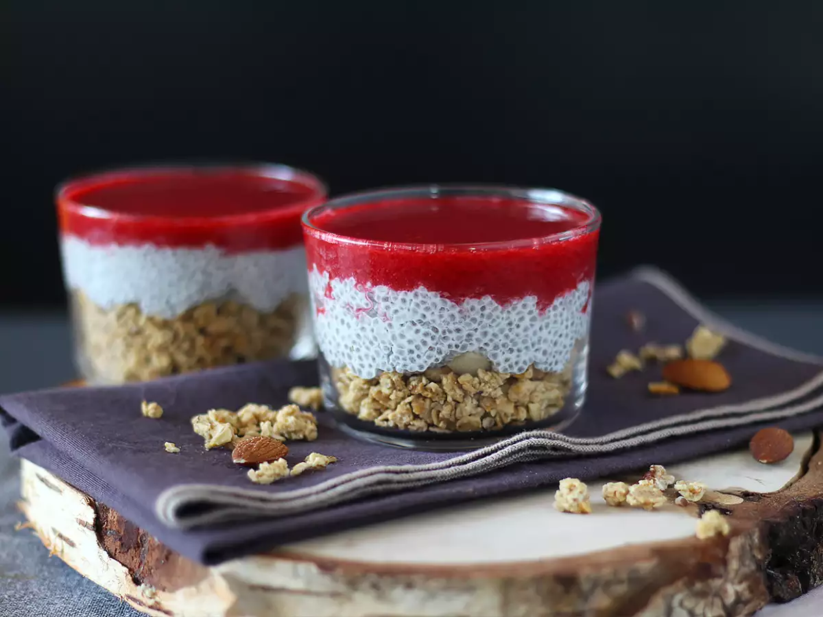 Chiazaadpudding met kokosmelk, frambozen en granola in glaasjes - foto 4