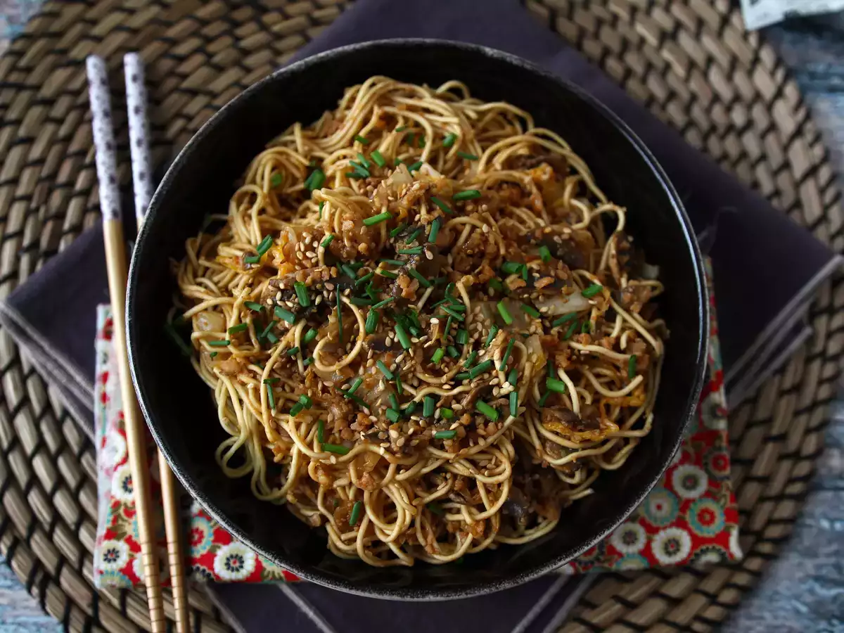 Chinese noedelwok met groenten en getextureerd soja-eiwit - foto 3