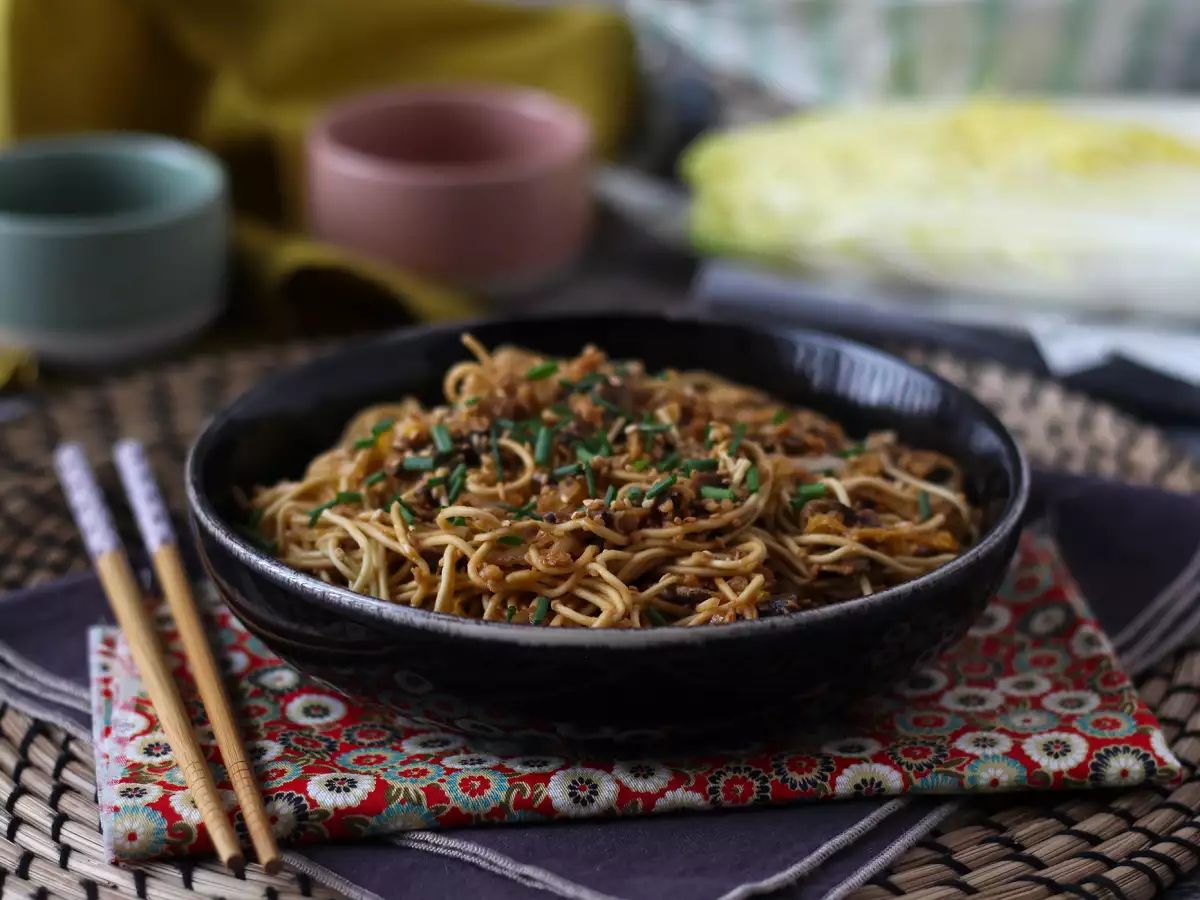 Chinese noedelwok met groenten en getextureerd soja-eiwit - foto 4