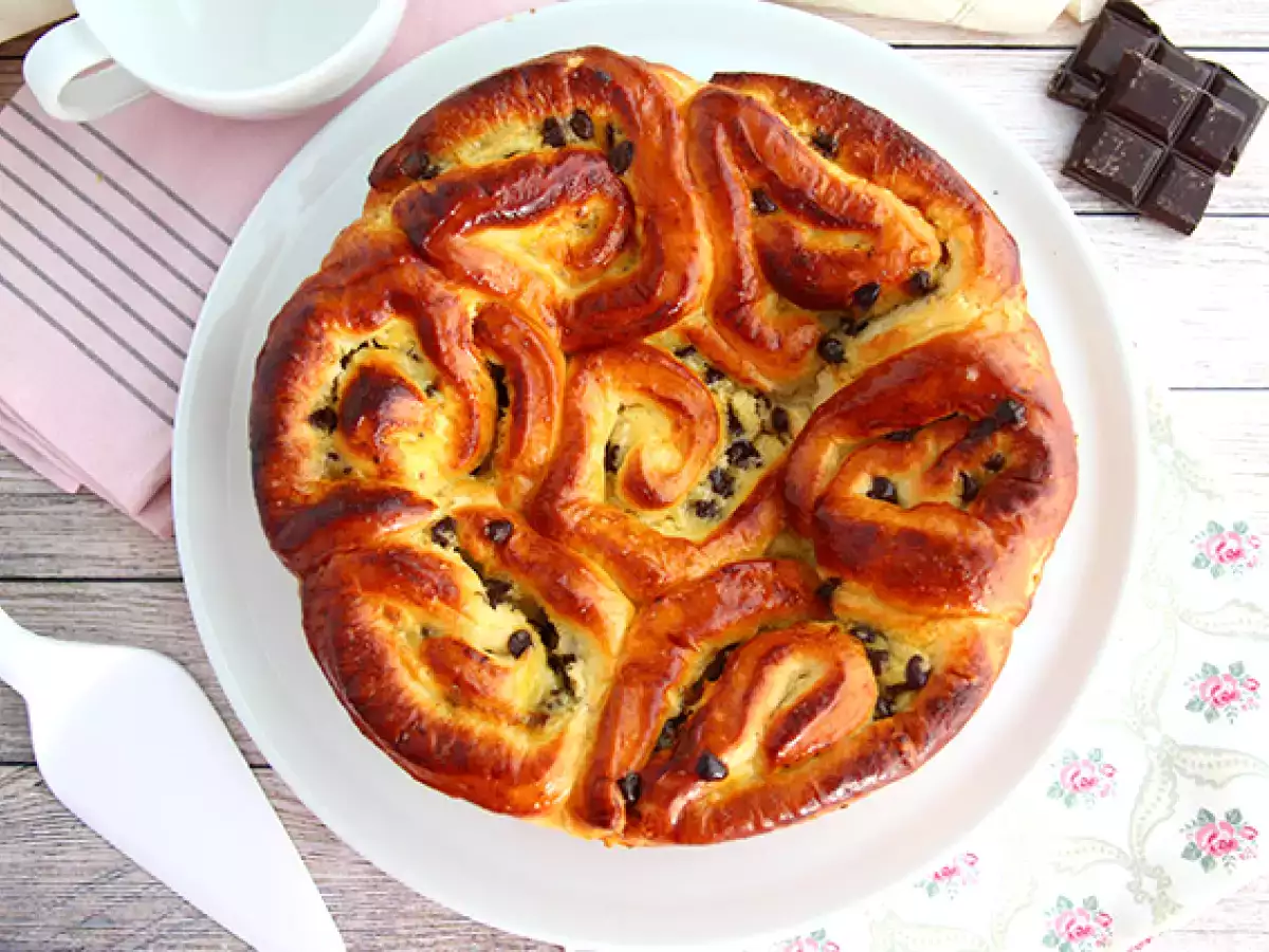 Chinois-brioche gevuld met banketbakkersroom en chocoladedruppels