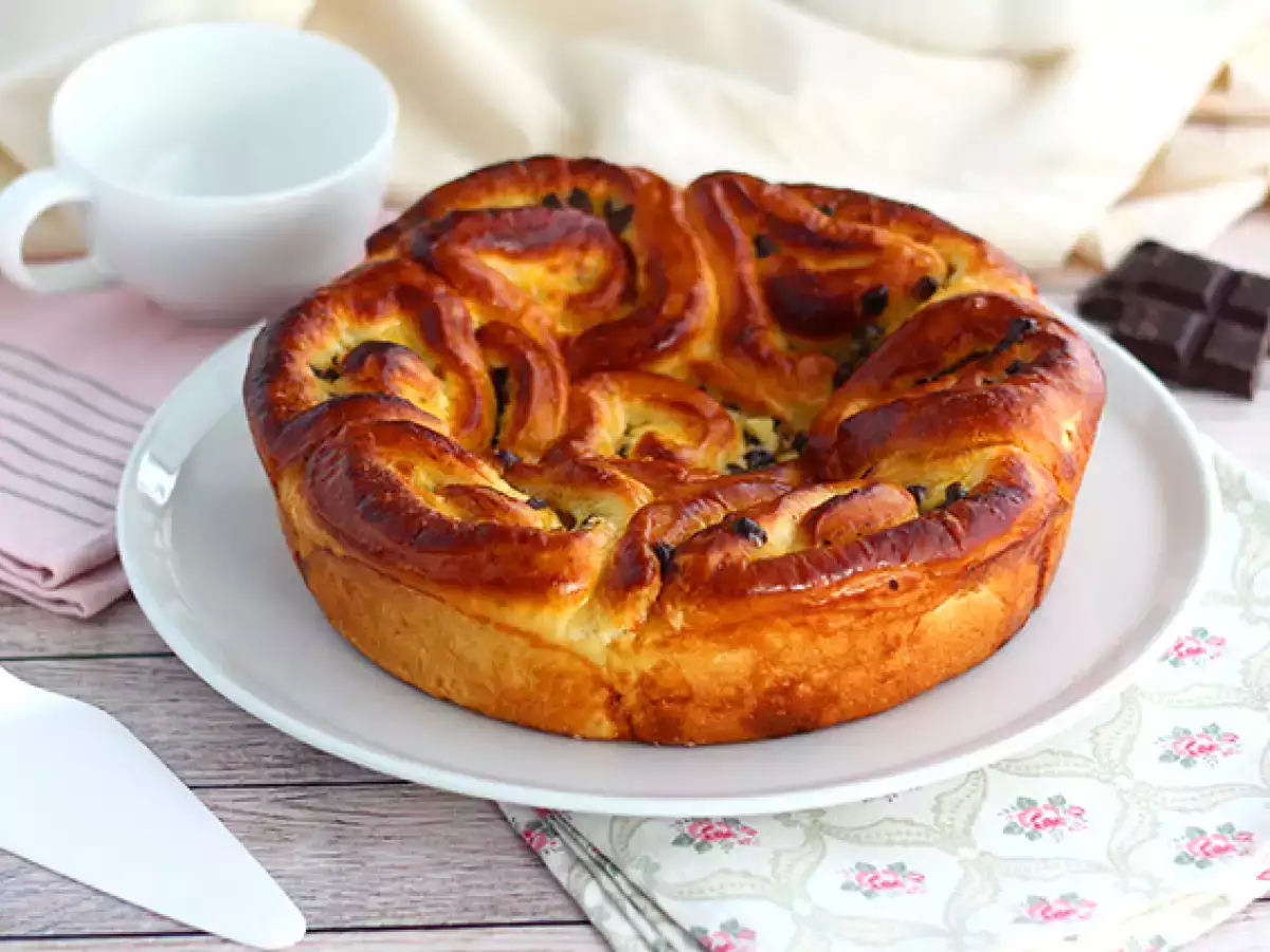 Chinois-brioche gevuld met banketbakkersroom en chocoladedruppels - foto 2