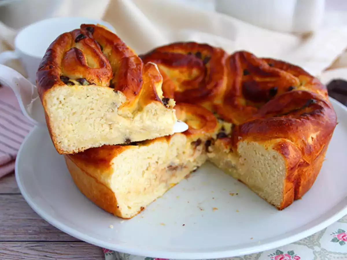 Chinois-brioche gevuld met banketbakkersroom en chocoladedruppels - foto 3