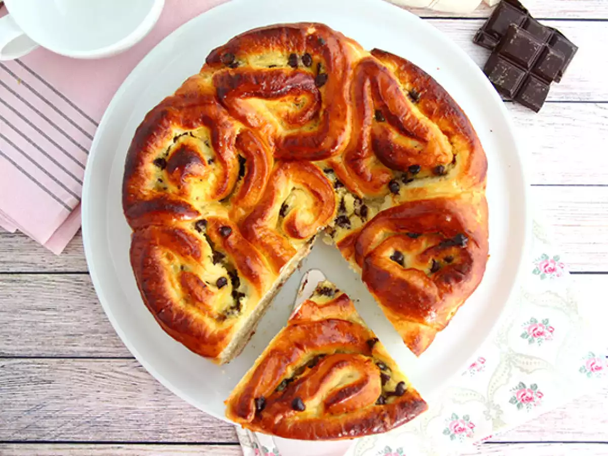 Chinois-brioche gevuld met banketbakkersroom en chocoladedruppels - foto 4