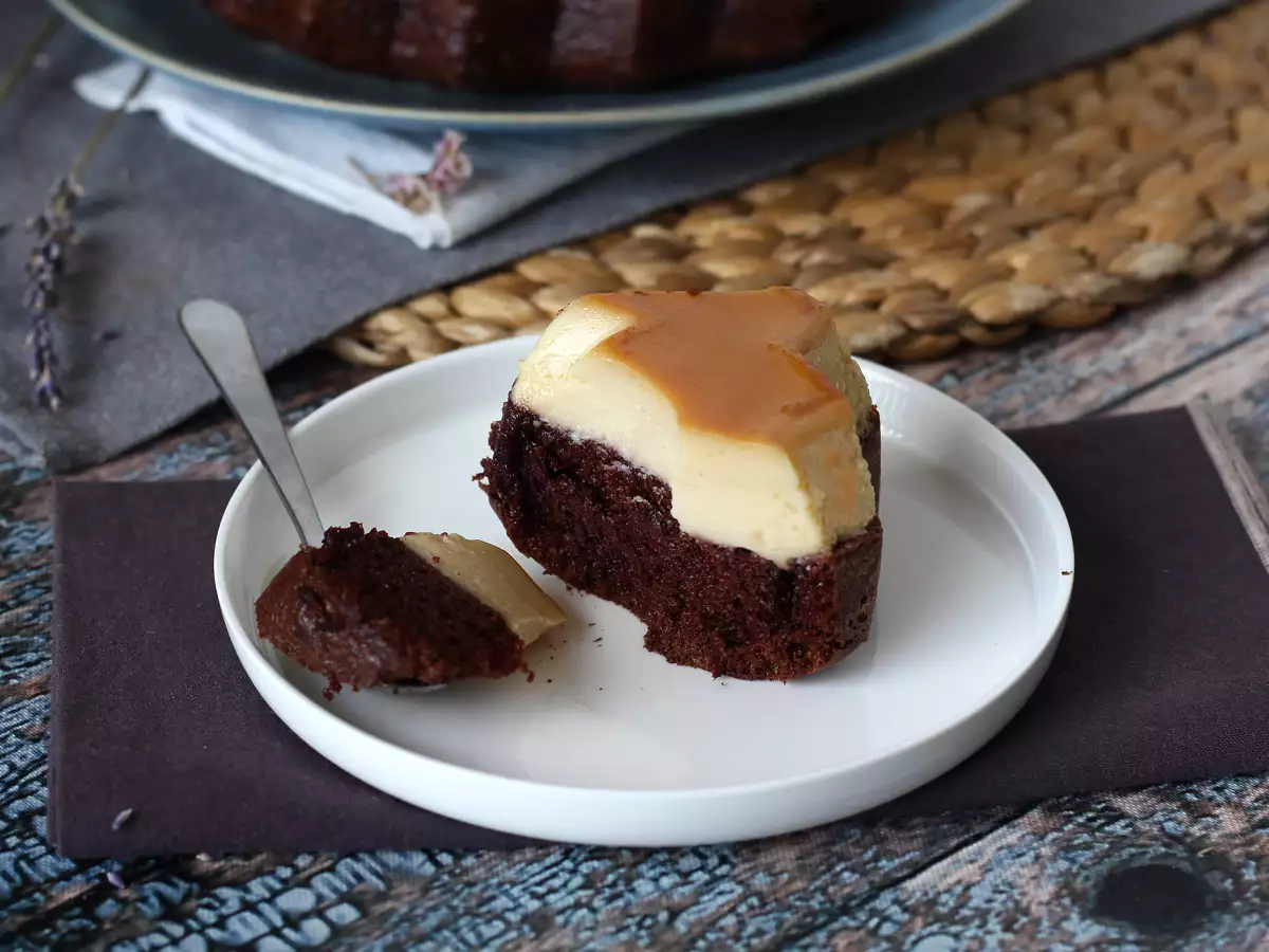 Chocoflan: de perfecte combinatie van een luchtige chocoladetaart en vanille-karamelvla - foto 3