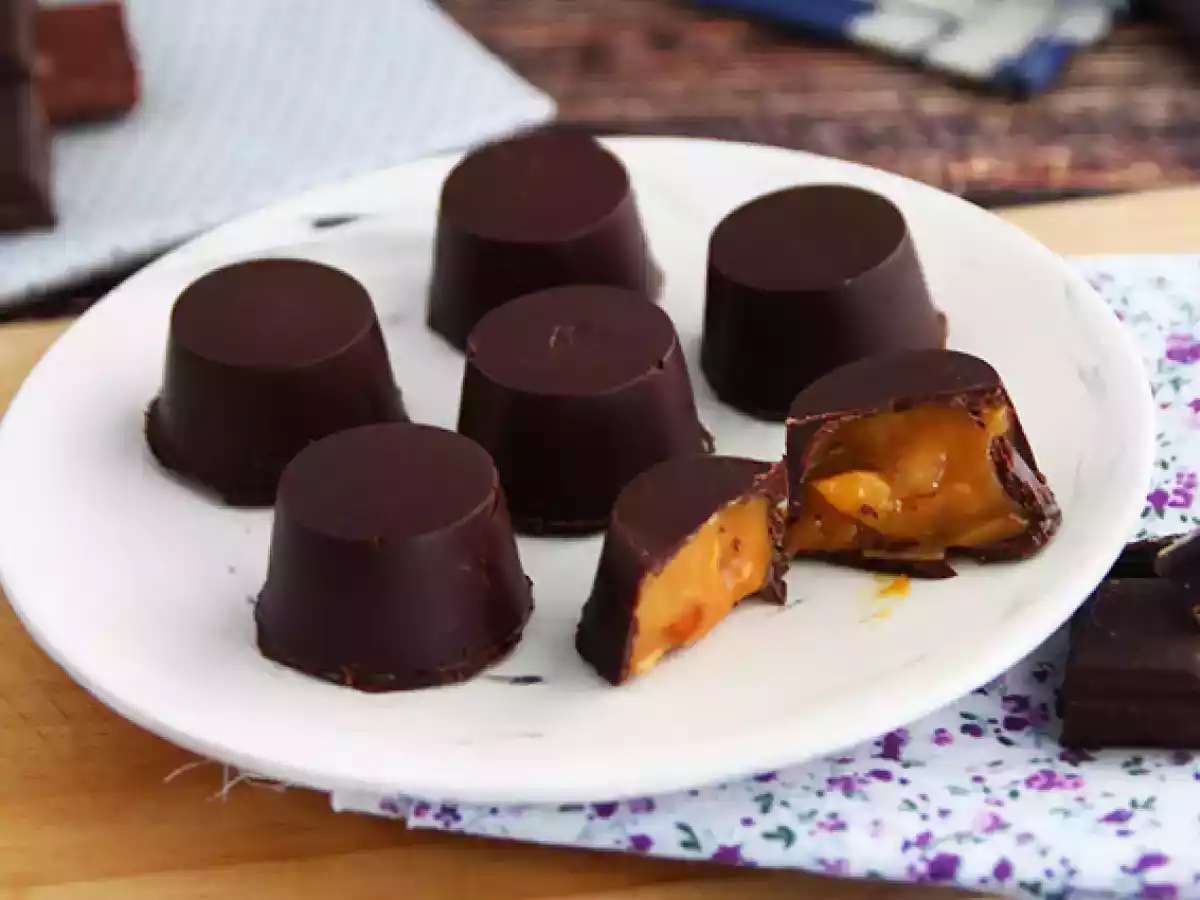 Chocolaatjes gevuld met gezouten boterkaramel en amandelen