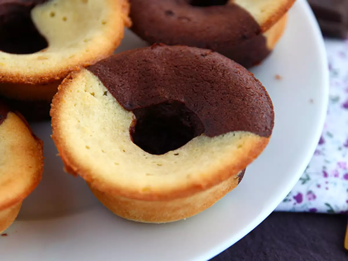 Chocolade-vanillecakejes met een vloeibaar chocoladehart - foto 2