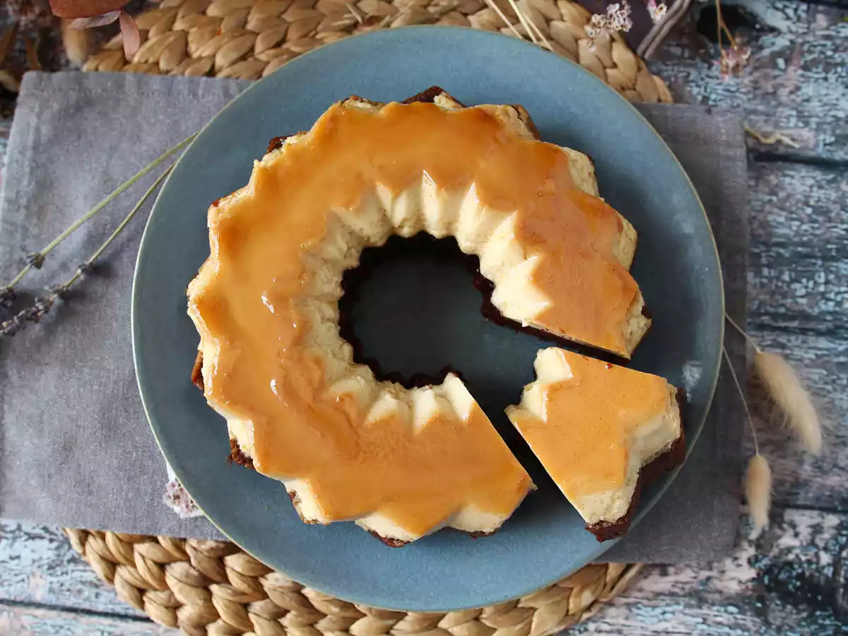 Chocovlaai, de perfecte combinatie van een vochtige chocoladetaart en een vanille-karamelvlaai - foto 5