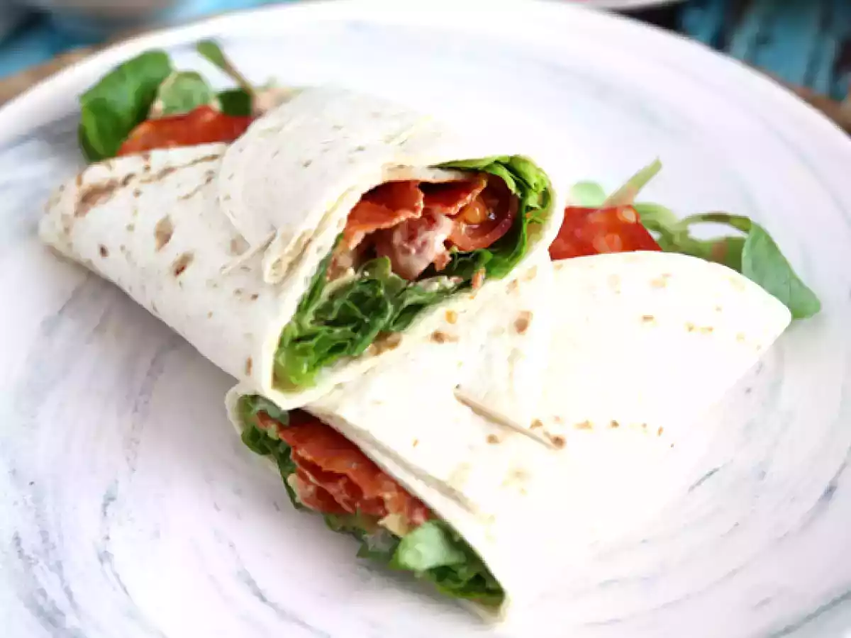 Chorizo, avocado en tomaat sandwich wrap