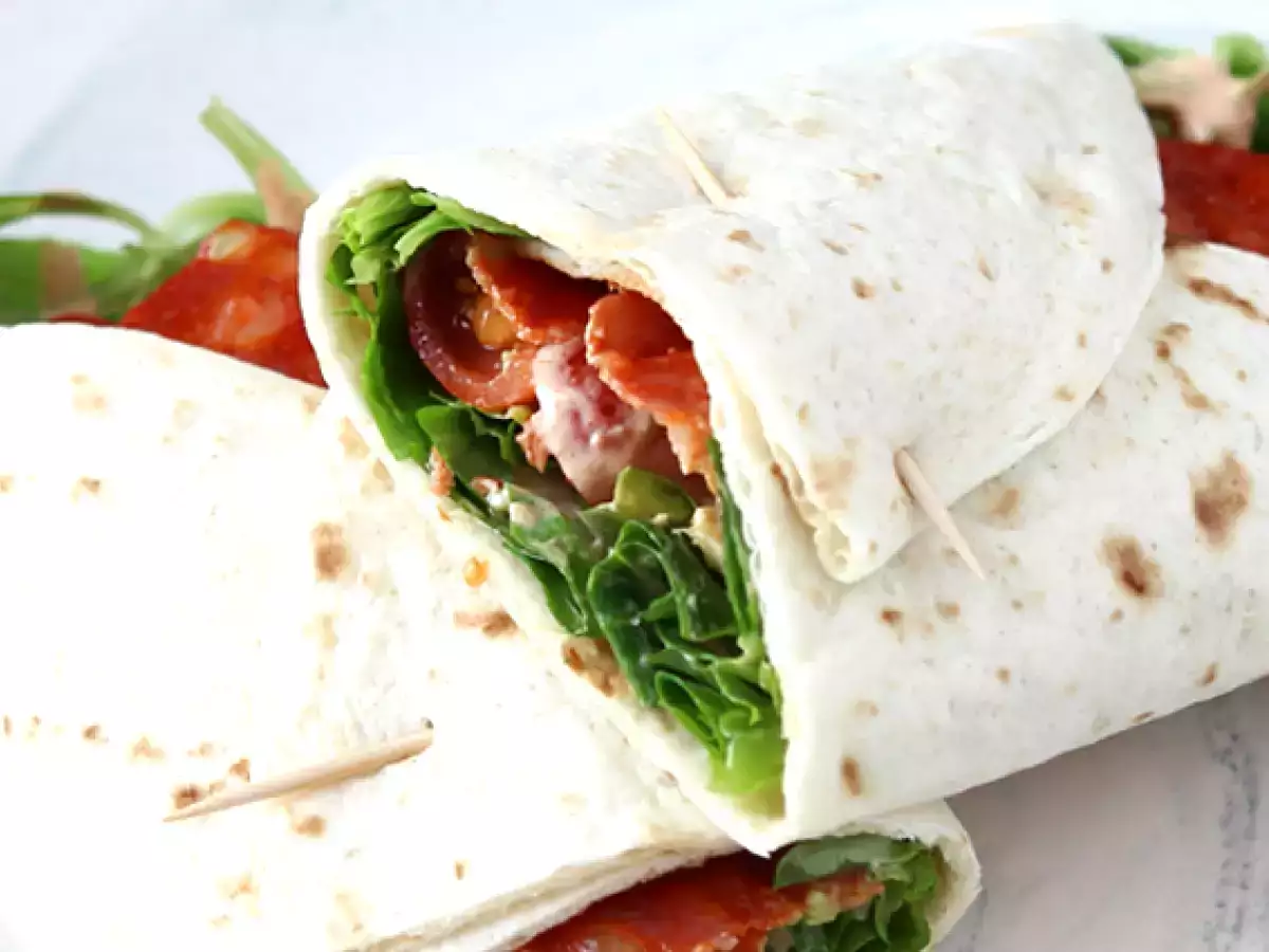 Chorizo, avocado en tomaat sandwich wrap - foto 3